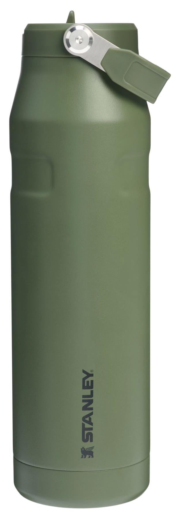 IceFlow Flip Straw Flasche 1.06l dried pine in Grün präsentiert im Onlineshop von KAQTU Design AG. Aufbewahrungsbehälter ist von Stanley
