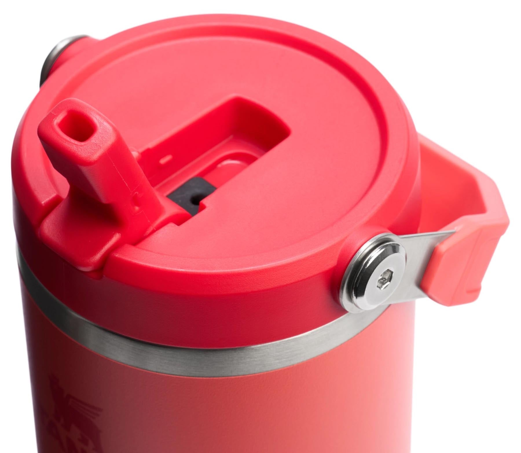 Moderne Thermosflasche von Stanley in leuchtendem Hot Coral, ausgestattet mit praktischem Flip-Strohhalm für erfrischende Getränke on-the-go, 0,89 l.