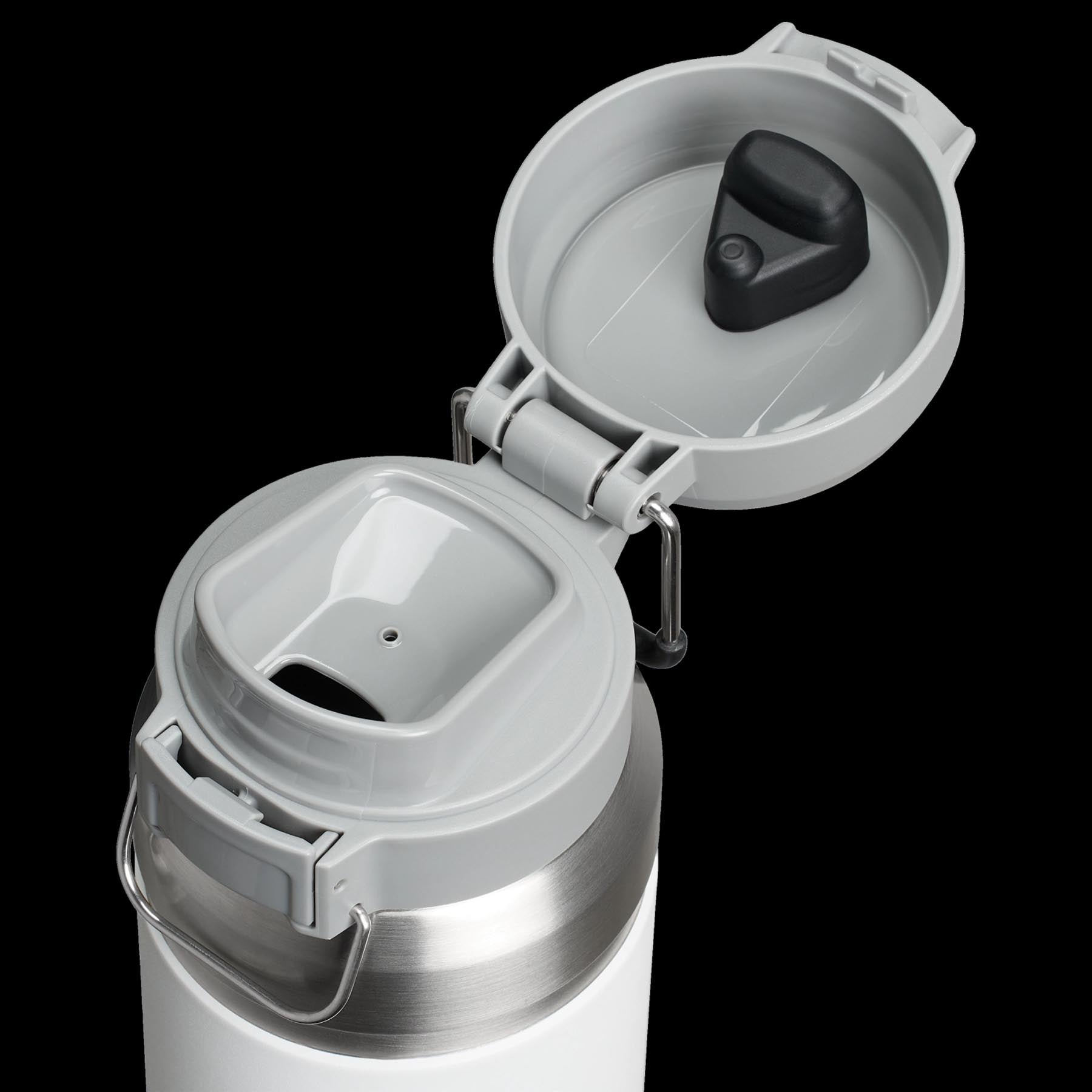 Praktische Stanley Quick-Flip Wasserflasche in frostigem Weiß, 1.06l, ideal für aktive Lebensstile und unterwegs. Hält Getränke frisch und kühl.