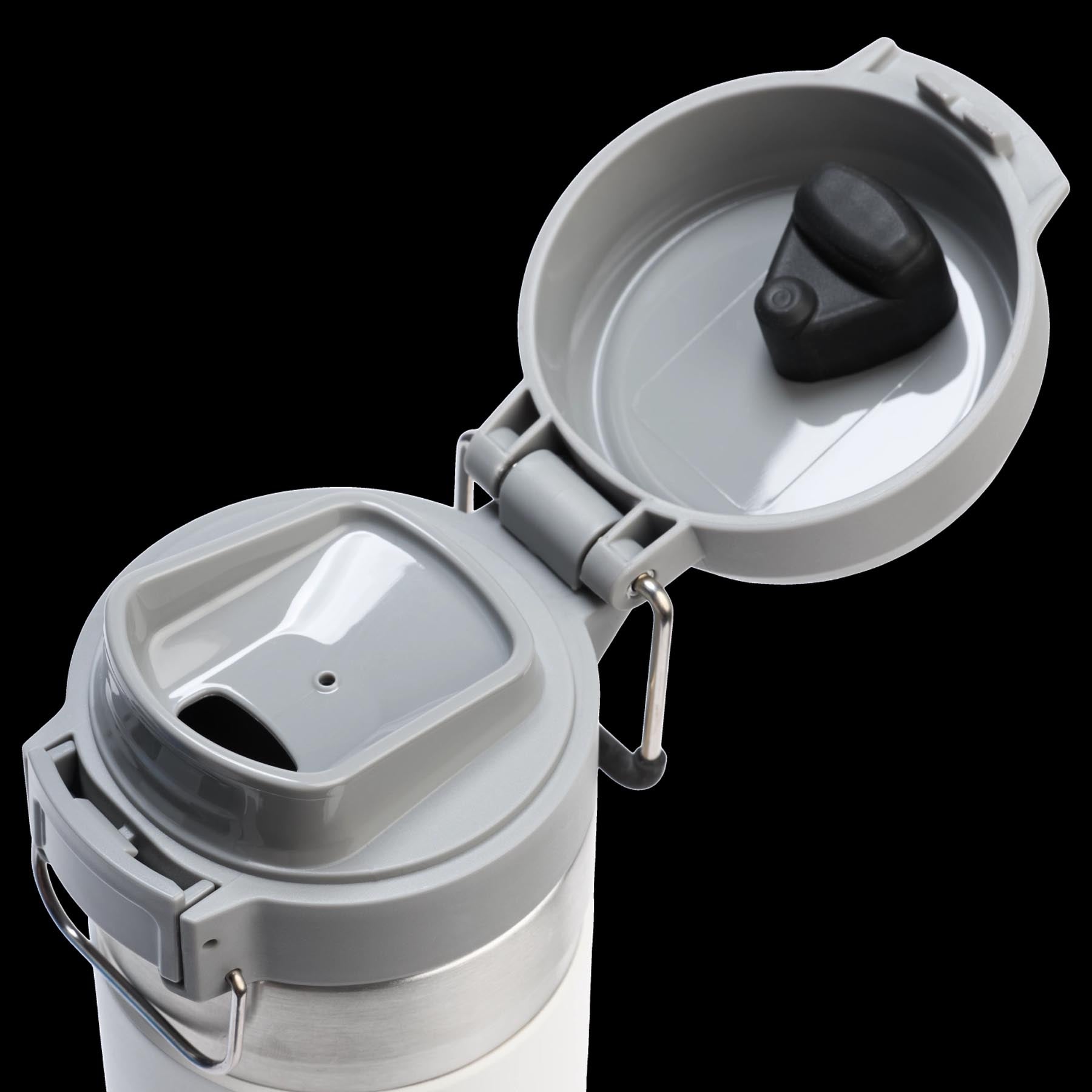 Praktische 0.7l Quick-Flip Wasserflasche von Stanley in frostigem Design, ideal für aktive Lebensstile und erfrischende Getränke.