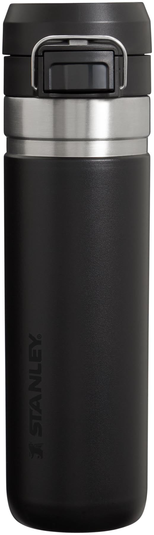 Quick-Flip Wasserflasche 0.7l black 2.0 in Schwarz präsentiert im Onlineshop von KAQTU Design AG. Aufbewahrungsbehälter ist von Stanley