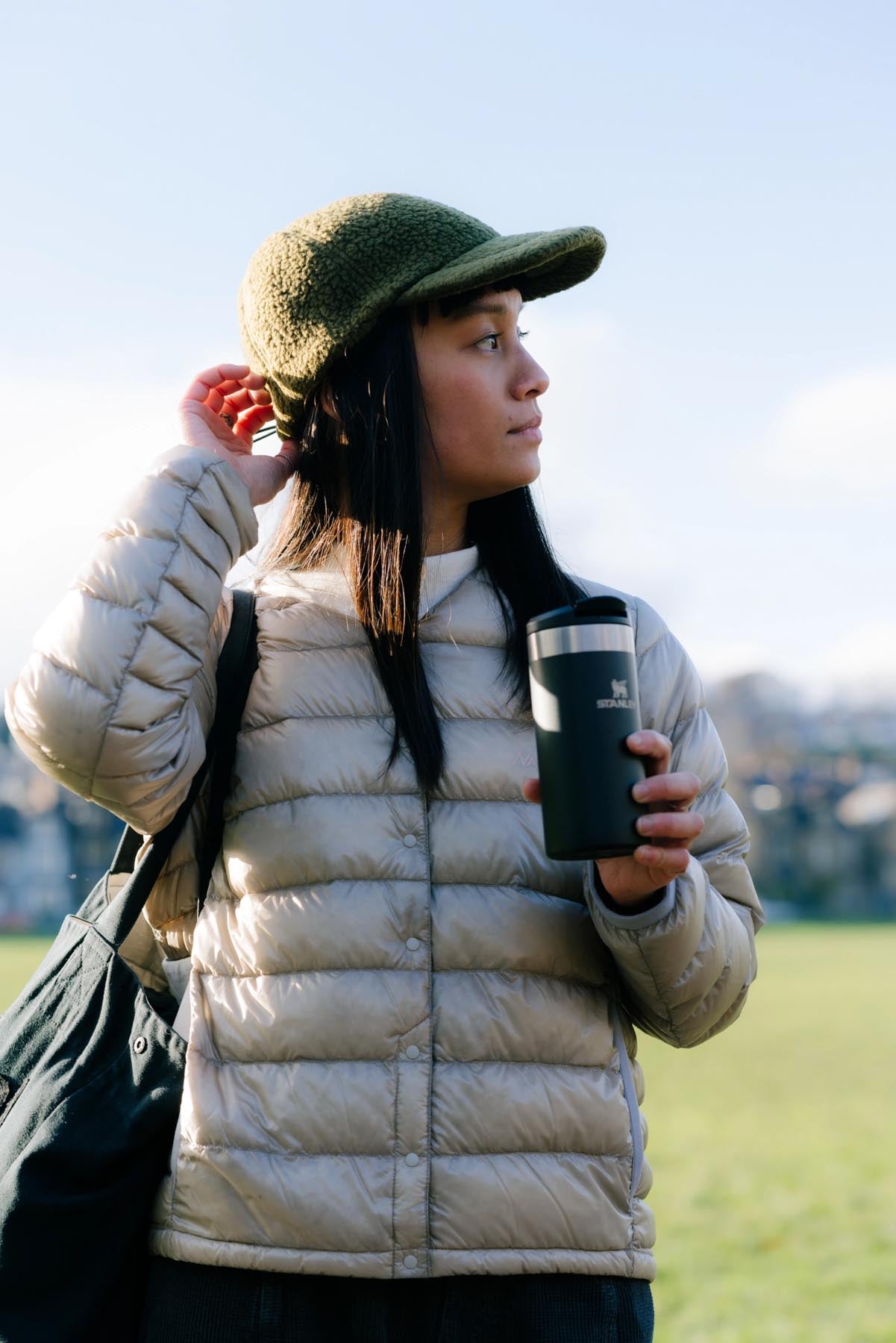 Elegante schwarze AeroLight Transit Mug 0.47l von Stanley, ideal für unterwegs, bietet hervorragende Isolierung und modernes Design für aktive Lebensstile.