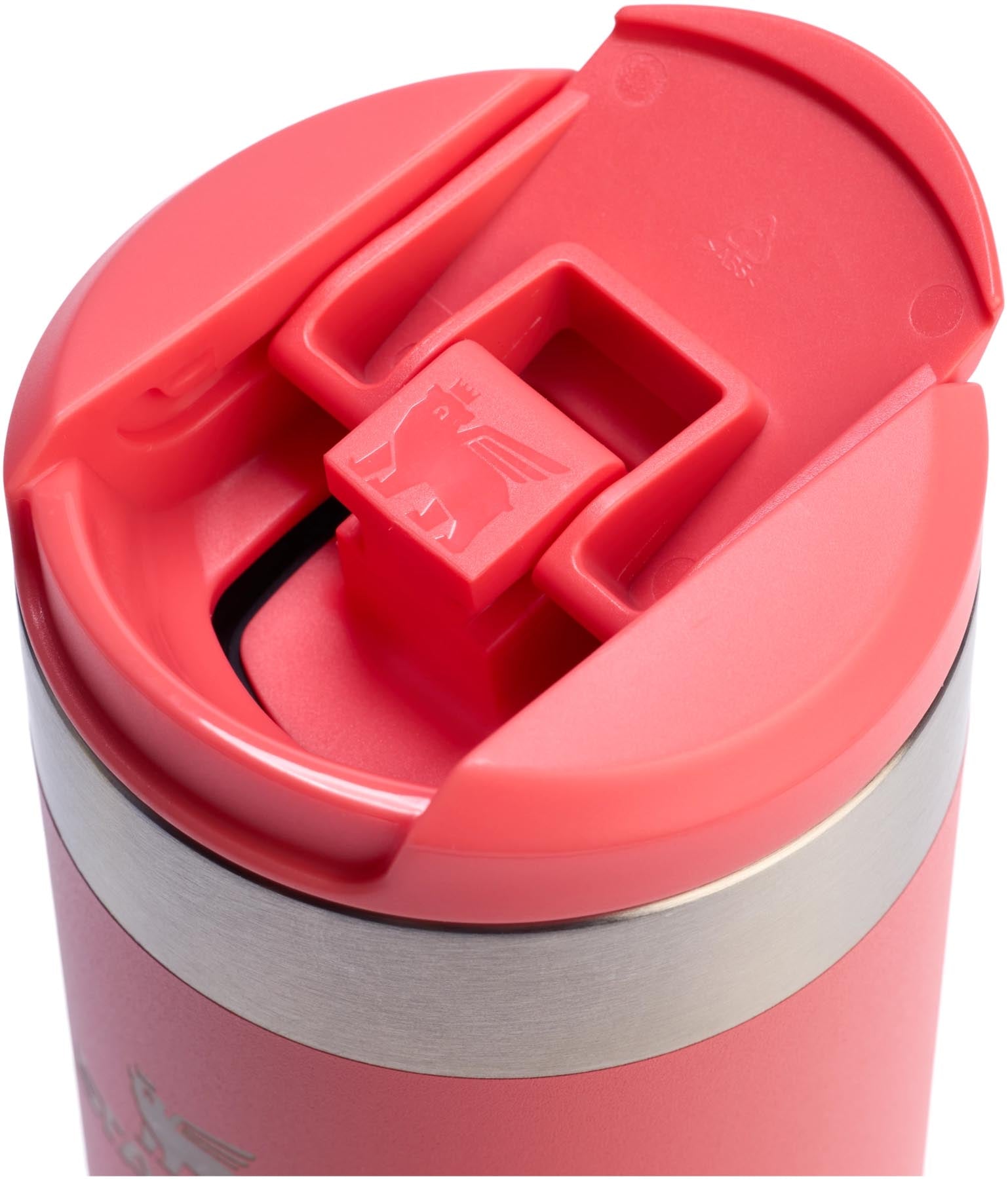 AeroLight Transit Mug in lebhaftem Hot Coral von Stanley, ideal für heiße Getränke unterwegs. Leicht und funktional für jeden Tag.