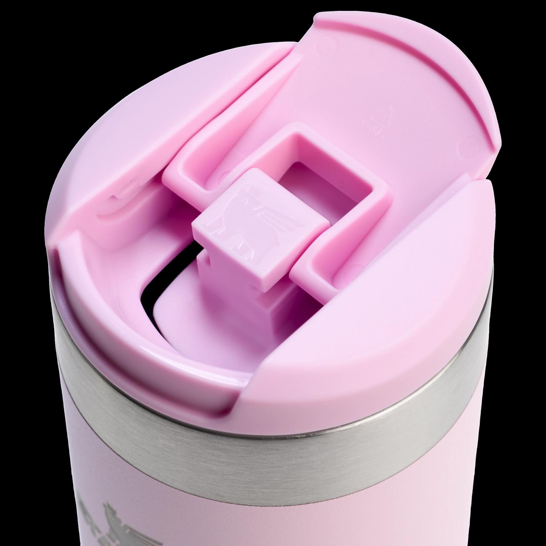 Stylische AeroLight Transit Mug in sanftem Kirschblütenrosa, perfekt für Reisen. Robuste Stanley Thermosflasche für alle Getränke.