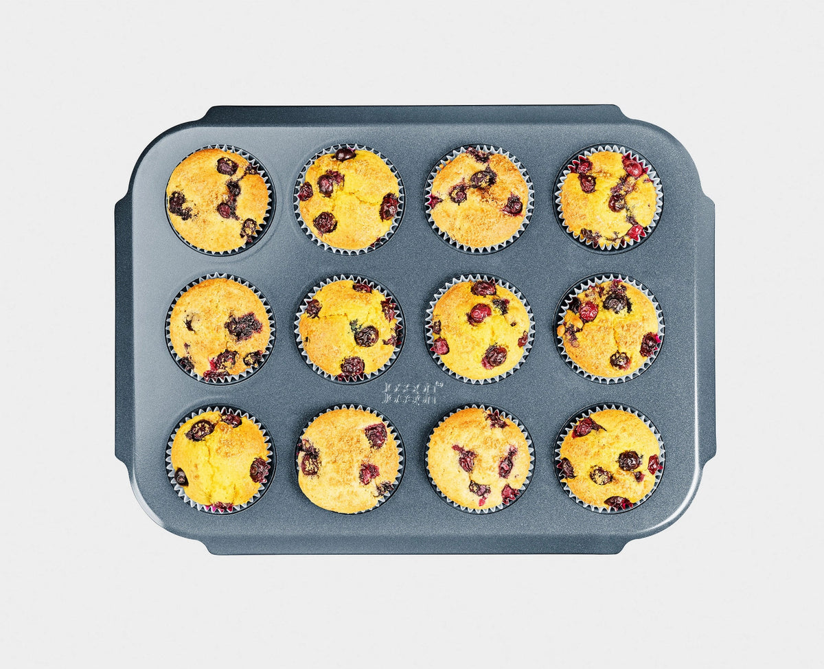 Nest Bake Backform 12 Muffins 30x41x3cm antihaftbeschichtet in Blau präsentiert im Onlineshop von KAQTU Design AG. Backform / Backblech ist von Joseph Joseph