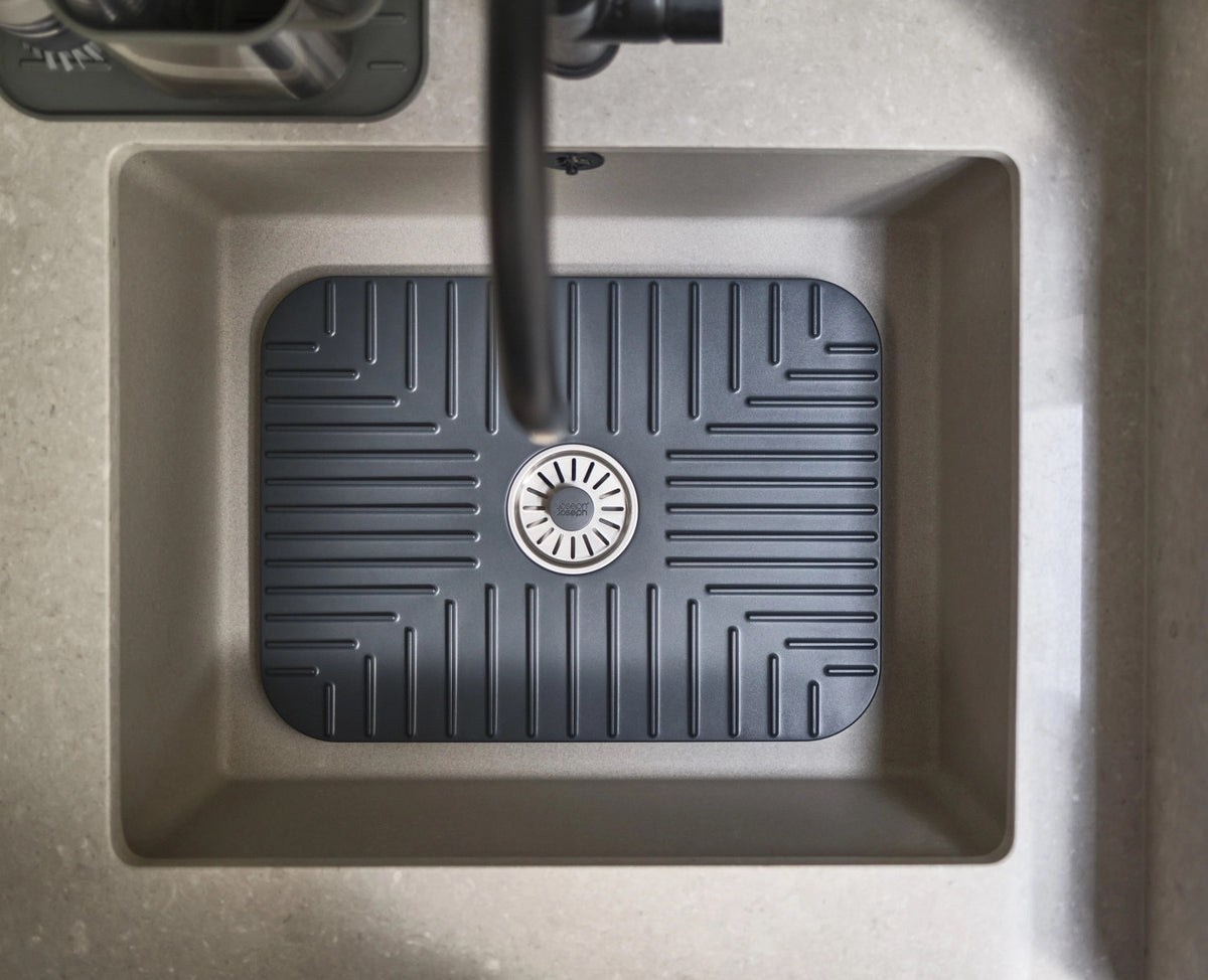 SinkShield Abtropfmatte mit Abfluss L 30x40cm ABS in Grau präsentiert im Onlineshop von KAQTU Design AG. Küchenhelfer ist von Joseph Joseph