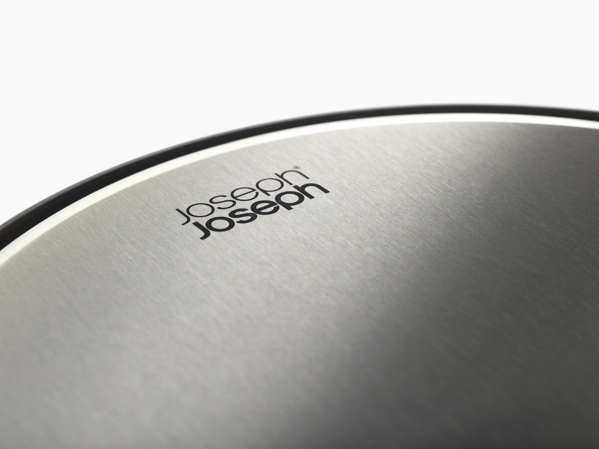 Arc Pedaleimer mit Innentasche H72cm D34cm 30l Carb. schwarz in Schwarz präsentiert im Onlineshop von KAQTU Design AG. Mülleimer ist von Joseph Joseph