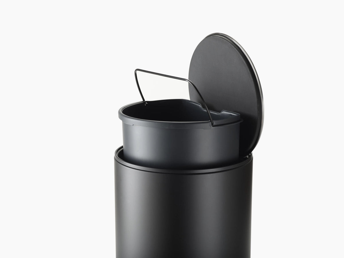 Arc Pedaleimer mit Innentasche H45cm D26cm 10l Carb. schwarz in Schwarz präsentiert im Onlineshop von KAQTU Design AG. Mülleimer ist von Joseph Joseph