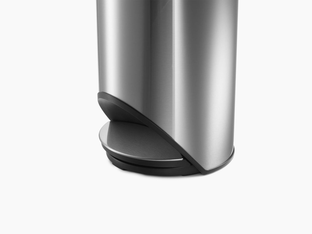 Arc Pedaleimer mit Innentasche H45cm D26cm 10l Edelstahl in Silber präsentiert im Onlineshop von KAQTU Design AG. Mülleimer ist von Joseph Joseph