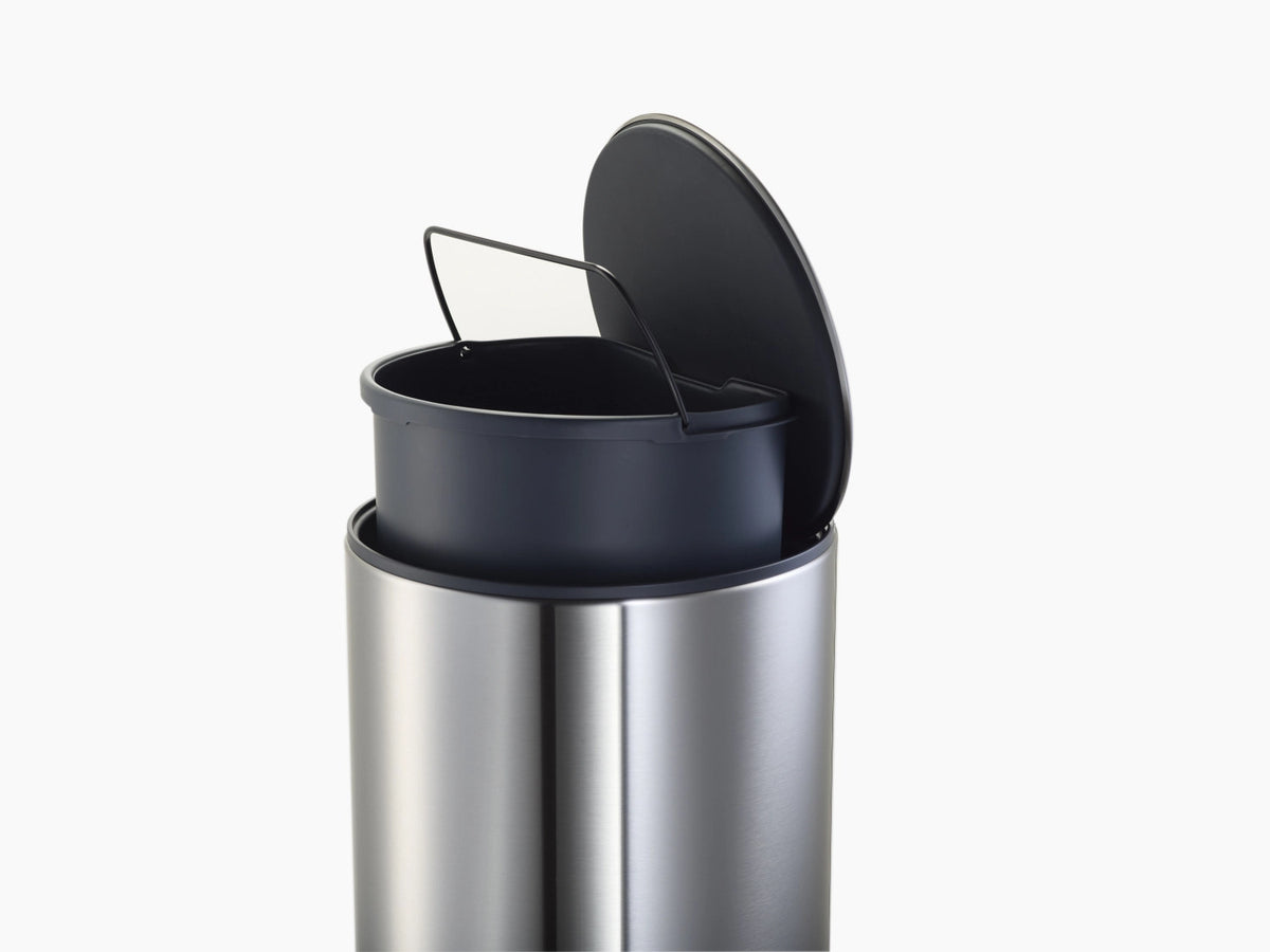Arc Pedaleimer mit Innentasche H45cm D26cm 10l Edelstahl in Silber präsentiert im Onlineshop von KAQTU Design AG. Mülleimer ist von Joseph Joseph