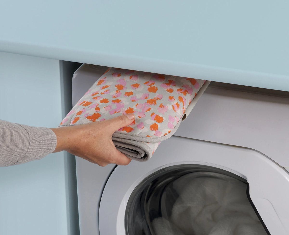 Swift Bügelmatte faltbar L90cm B47cm peach blossom in Pink präsentiert im Onlineshop von KAQTU Design AG. Haushaltshilfen ist von Joseph Joseph