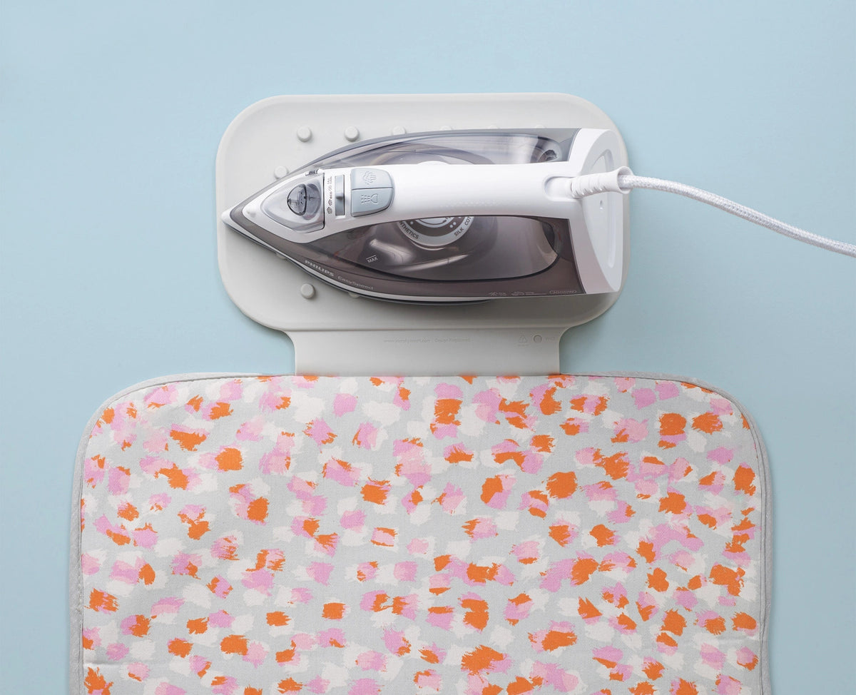 Swift Bügelmatte faltbar L90cm B47cm peach blossom in Pink präsentiert im Onlineshop von KAQTU Design AG. Haushaltshilfen ist von Joseph Joseph