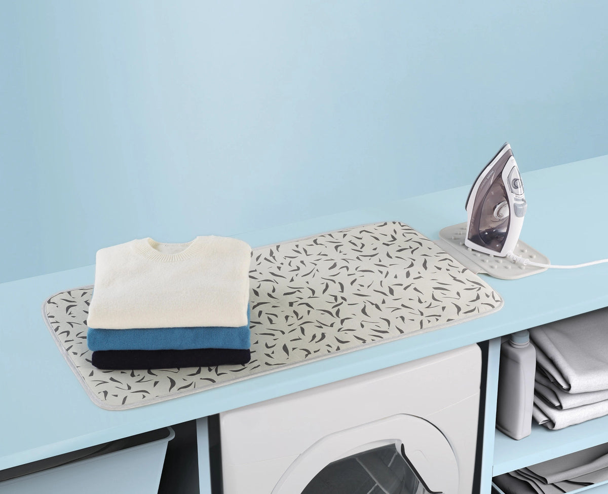 Swift Bügelmatte faltbar L90cm B47cm ecru scatter in Grau präsentiert im Onlineshop von KAQTU Design AG. Haushaltshilfen ist von Joseph Joseph