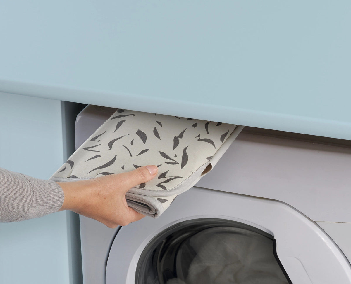 Swift Bügelmatte faltbar L90cm B47cm ecru scatter in Grau präsentiert im Onlineshop von KAQTU Design AG. Haushaltshilfen ist von Joseph Joseph