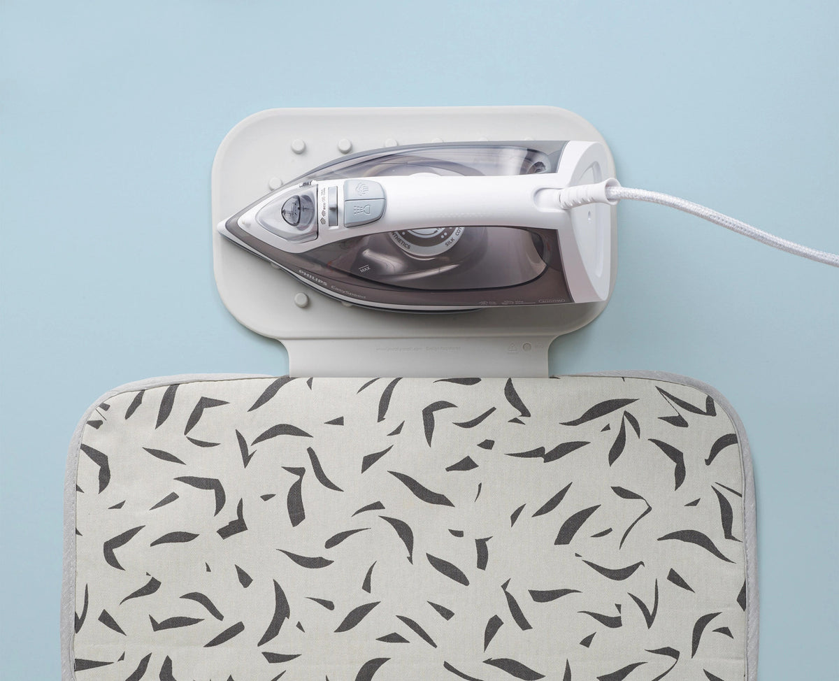Swift Bügelmatte faltbar L90cm B47cm ecru scatter in Grau präsentiert im Onlineshop von KAQTU Design AG. Haushaltshilfen ist von Joseph Joseph