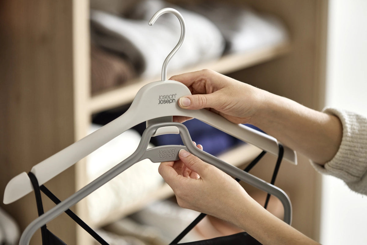 2er Set Orderly Kleiderbügel für Kleider H31cm L43cm PP ecru in Grau präsentiert im Onlineshop von KAQTU Design AG. Kleiderbügel ist von Joseph Joseph