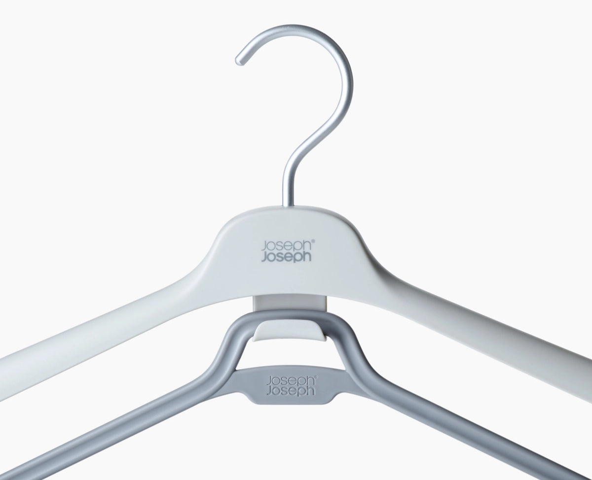 2er Set Orderly Kleiderbügel für Kleider H31cm L43cm PP ecru in Grau präsentiert im Onlineshop von KAQTU Design AG. Kleiderbügel ist von Joseph Joseph
