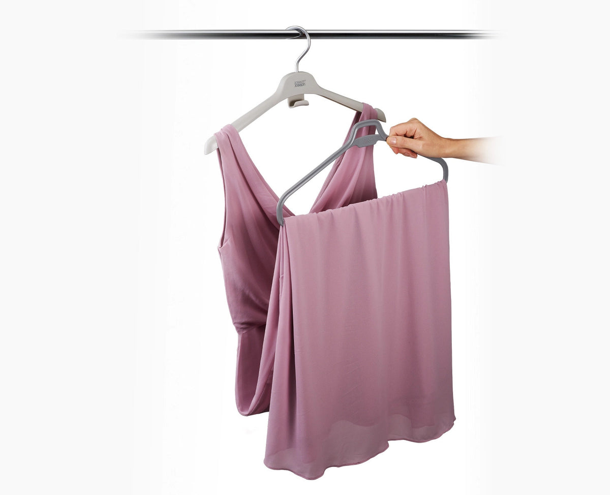 2er Set Orderly Kleiderbügel für Kleider H31cm L43cm PP ecru in Grau präsentiert im Onlineshop von KAQTU Design AG. Kleiderbügel ist von Joseph Joseph