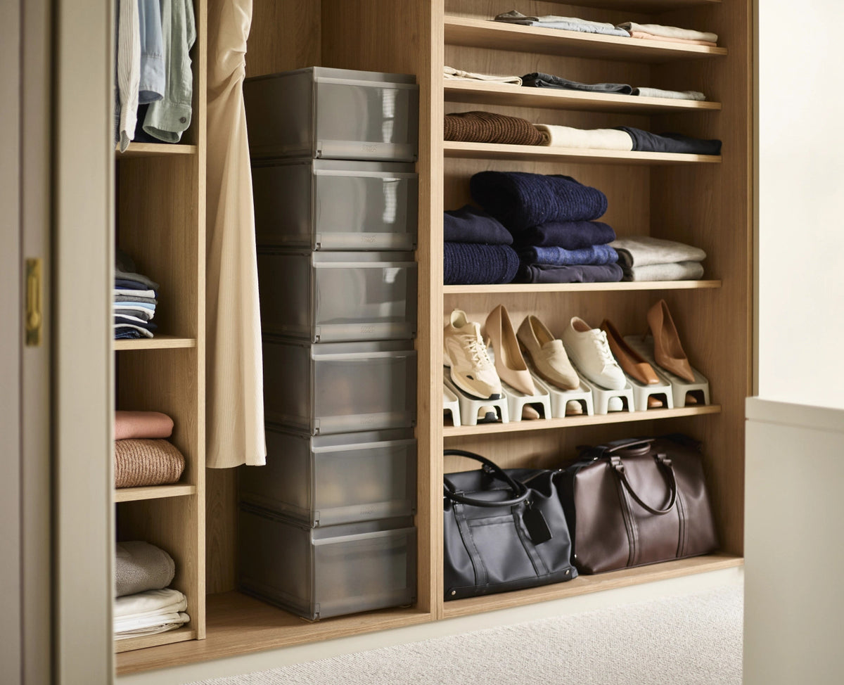 6er Set ShoeCase Schuhschrank PP 22x28x36cm grau in Grau präsentiert im Onlineshop von KAQTU Design AG. Schuhregal ist von Joseph Joseph