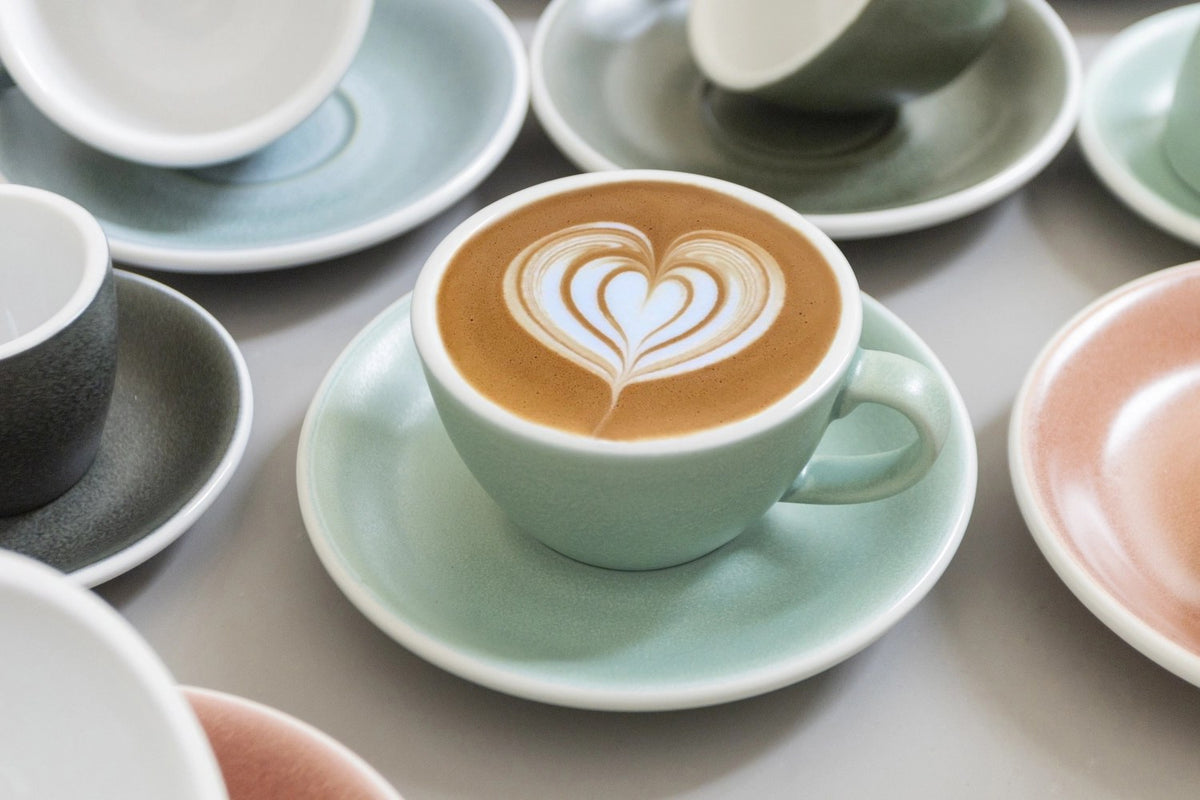 Kaffeetasse Egg 200ml von Loveramics in Blau mit matter Glasur, ovale Form, Masse 11.5 x 9.5 x 5.5 cm, auf hellem Hintergrund.