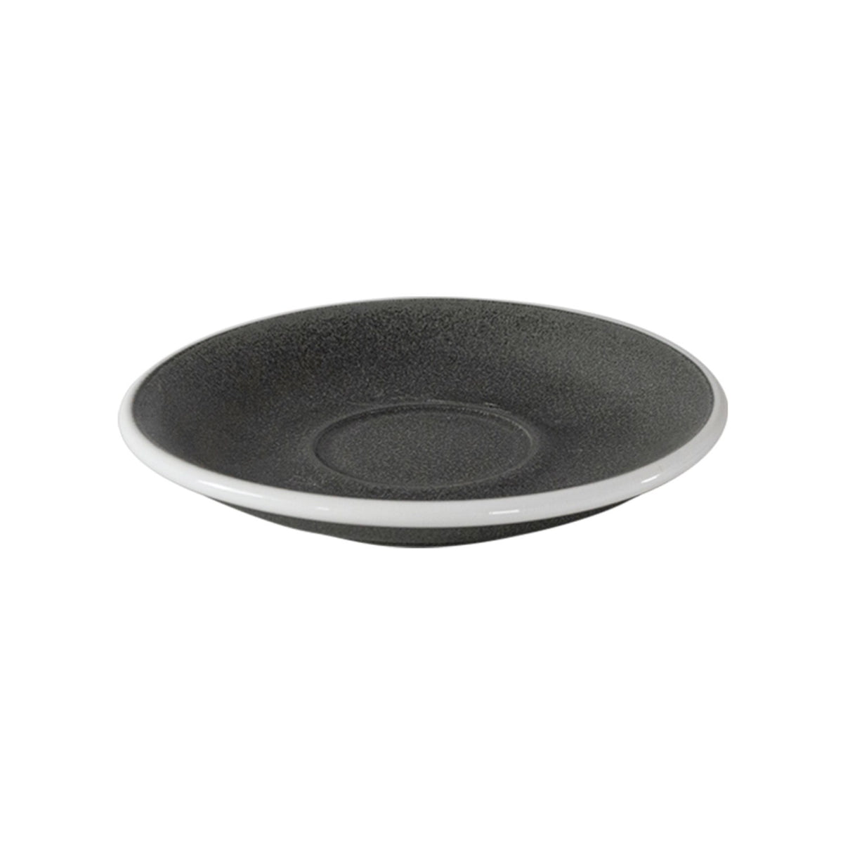 Runde schwarze Untertasse Egg von Loveramics, 14.5cm Durchmesser, 2.5cm hoch, Anthrazit, auf hellem Hintergrund fotografiert.
