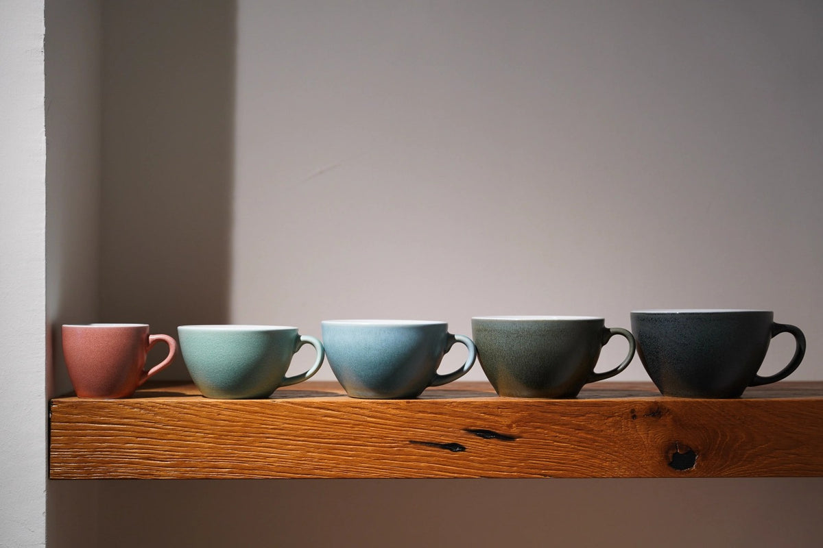 Runde schwarze Untertasse Egg von Loveramics, 14.5cm Durchmesser, 2.5cm hoch, Anthrazit, auf hellem Hintergrund fotografiert.
