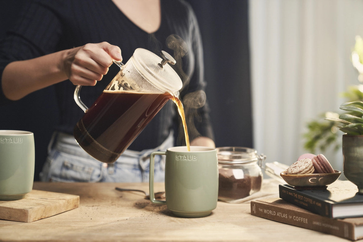 Tasse Eucalyptus M 350ml in Grün präsentiert im Onlineshop von KAQTU Design AG. Espressotassen ist von Staub