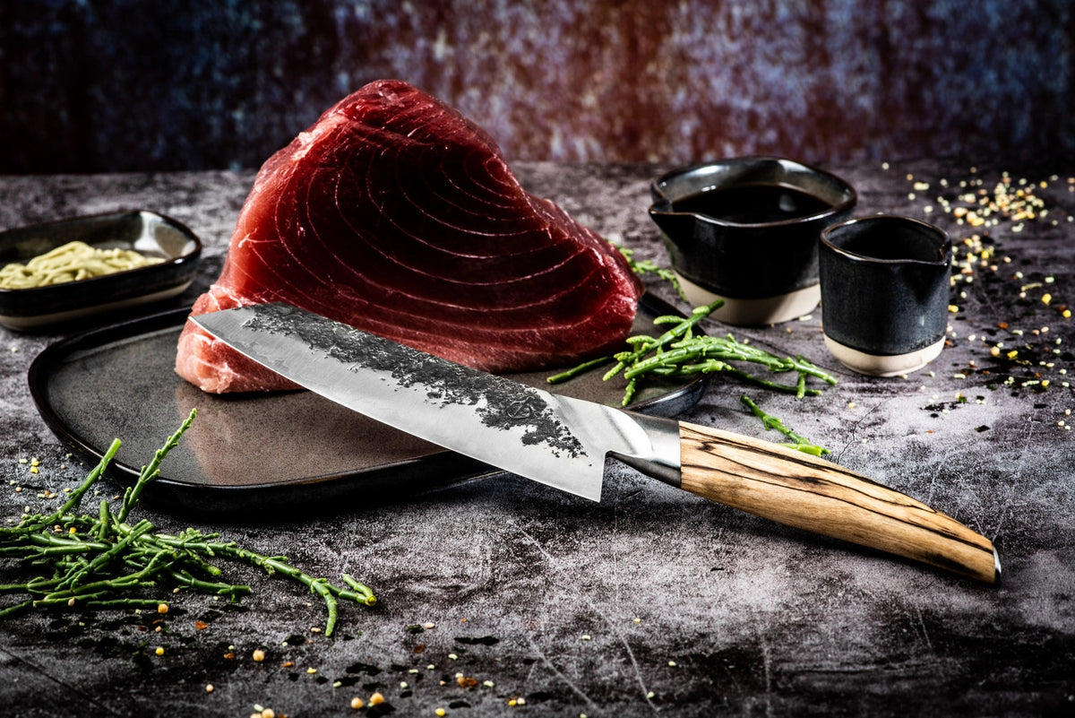 Katai Santokumesser 18cm in Gelb präsentiert im Onlineshop von KAQTU Design AG. Küchenmesser ist von Forged