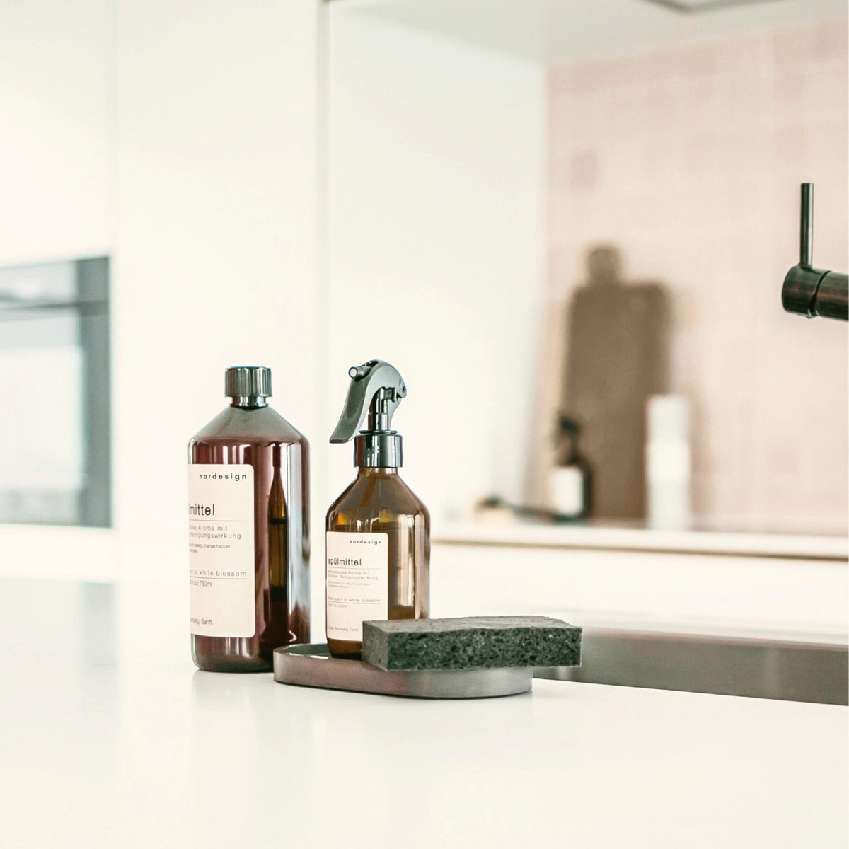 Nachfüllflasche Spülmittel 730ml bergamot & lemongrass in Transparent präsentiert im Onlineshop von KAQTU Design AG. ist von Nordesign
