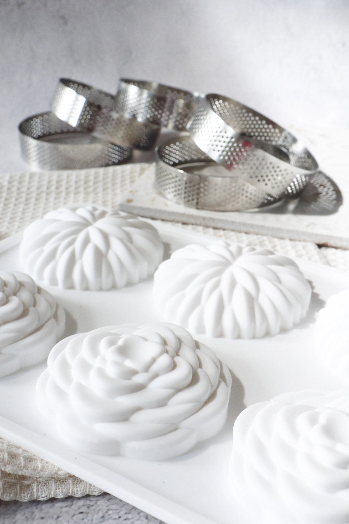 4er Set Silikon Backform für Saint-Honoré klein D7cm in Weiss präsentiert im Onlineshop von KAQTU Design AG. Backform / Backblech ist von Scrap Cooking