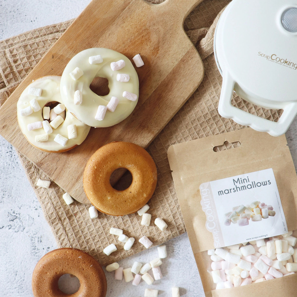 Mini Donut Factory in Weiss präsentiert im Onlineshop von KAQTU Design AG. Küchengerät ist von Scrap Cooking
