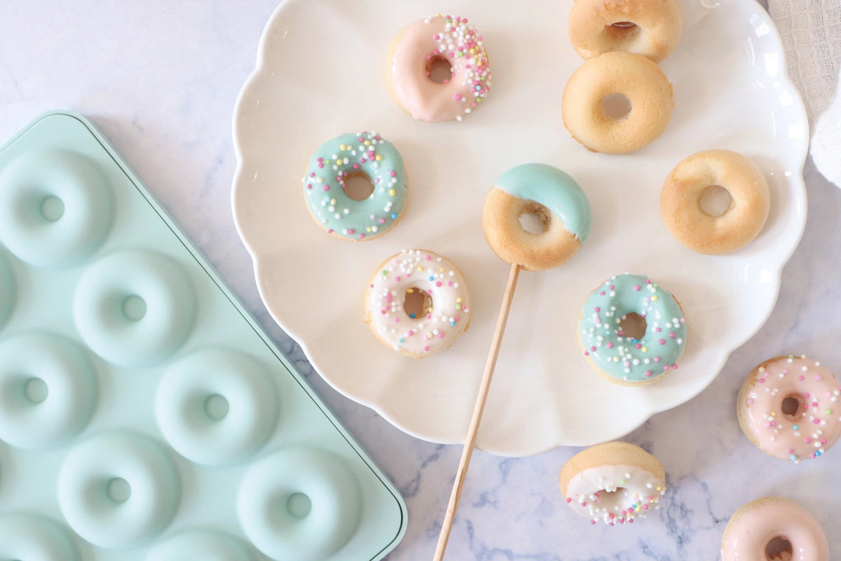Silikon Backform für 12 Mini-Donuts in Blau präsentiert im Onlineshop von KAQTU Design AG. Backform / Backblech ist von Scrap Cooking