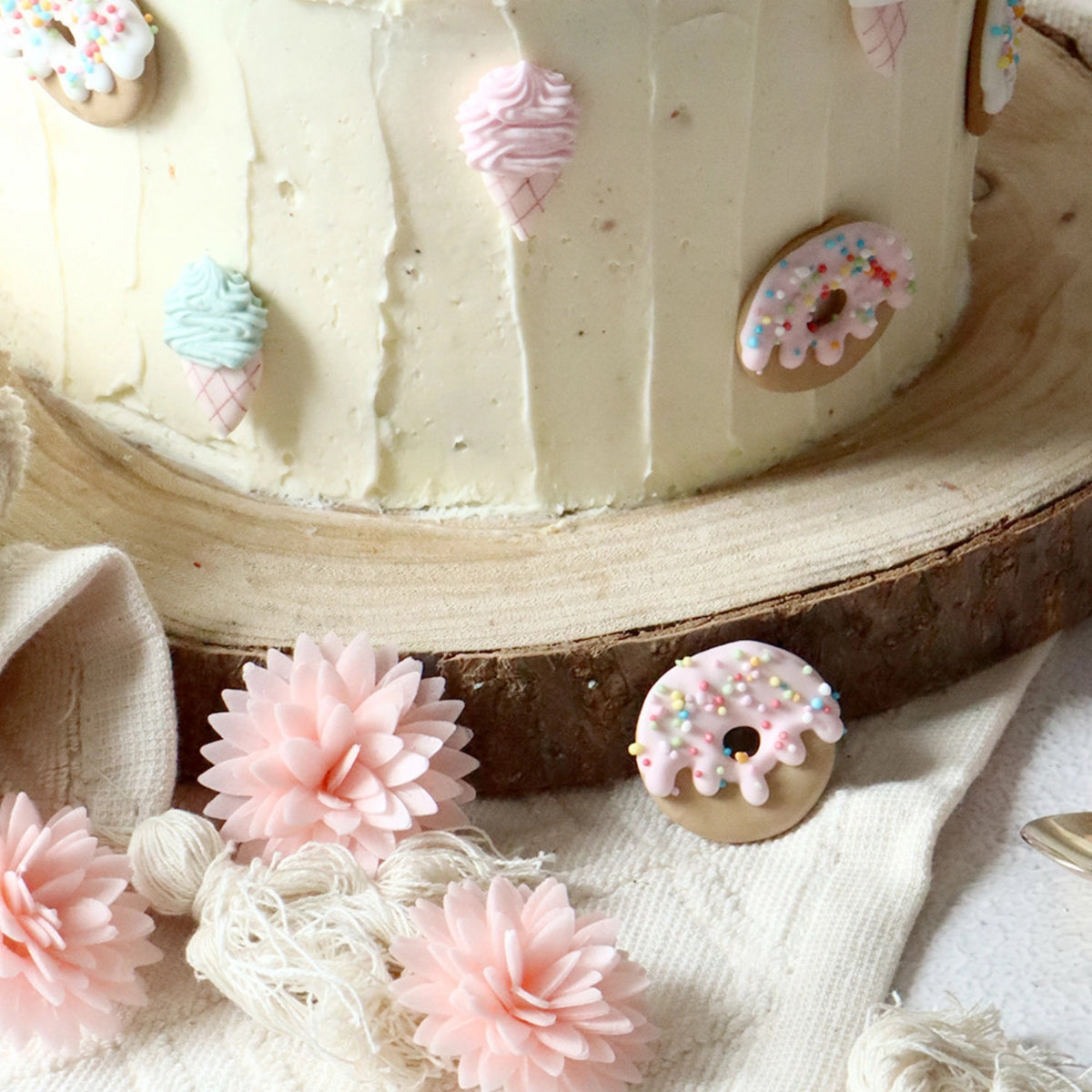 Zuckerdekor mit 7 Eis und Donut Sujets in Mehrfarbig präsentiert im Onlineshop von KAQTU Design AG. Zutaten ist von Scrap Cooking