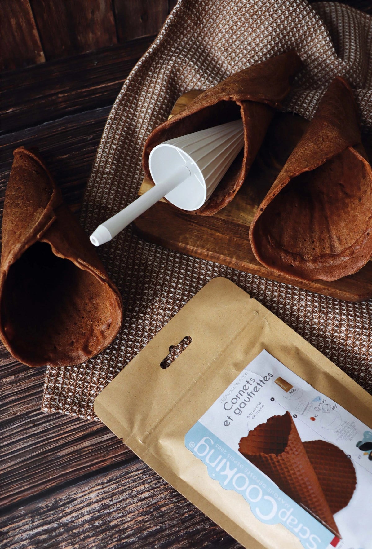 Fertigmischung für Schokoladenwaffeln / Cornet 260g in Mehrfarbig präsentiert im Onlineshop von KAQTU Design AG. Zutaten ist von Scrap Cooking
