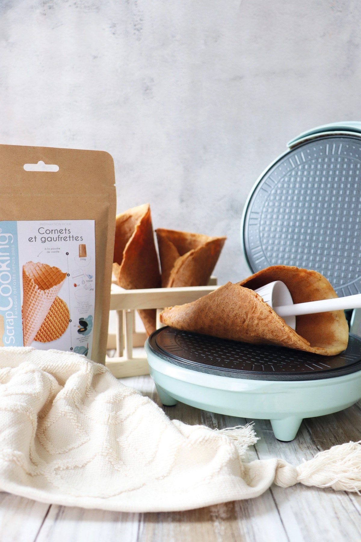 Waffel / Cornet Factory in Blau präsentiert im Onlineshop von KAQTU Design AG. Küchengerät ist von Scrap Cooking