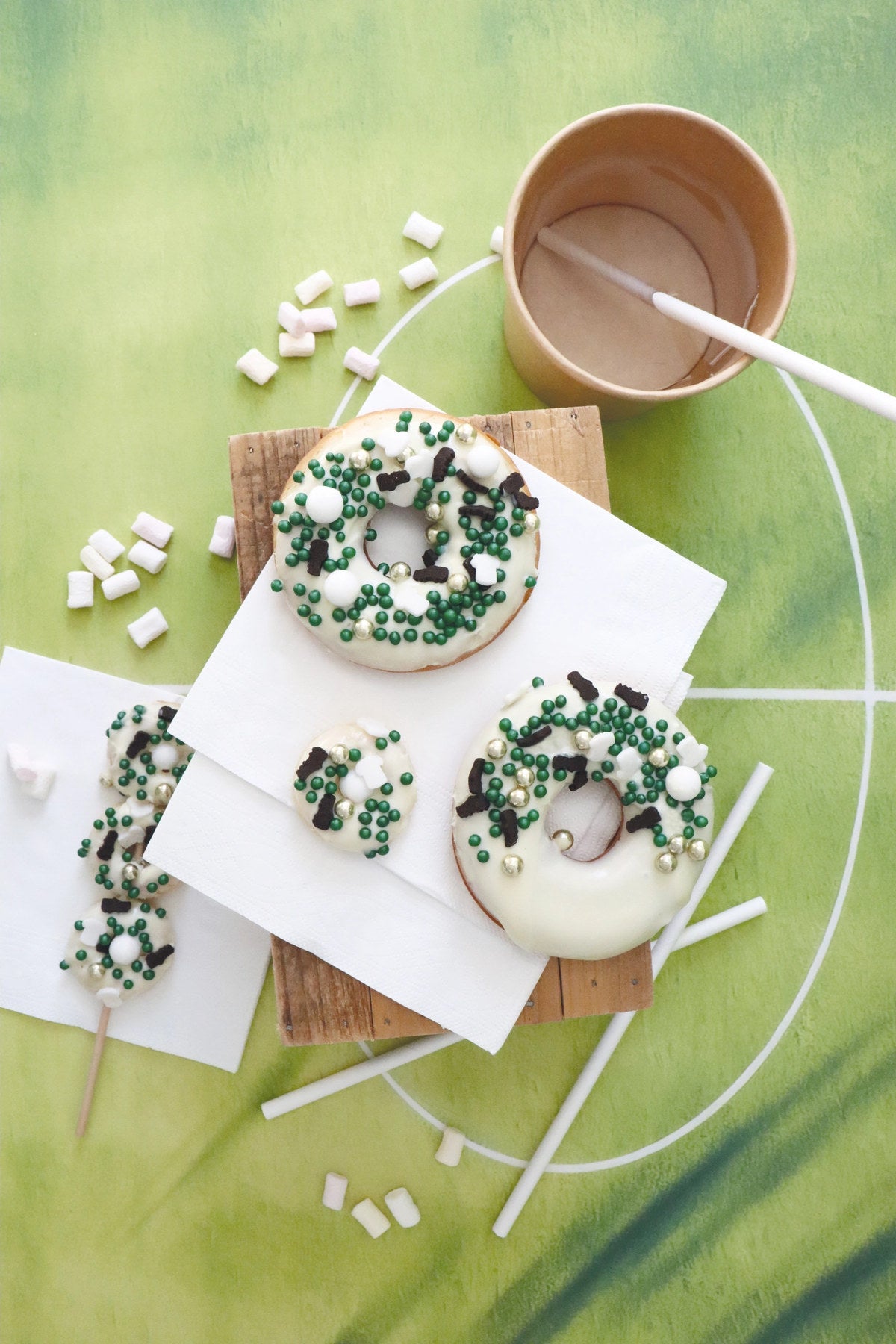 Zuckerstreussel Fussball 50g in Mehrfarbig präsentiert im Onlineshop von KAQTU Design AG. Zutaten ist von Scrap Cooking