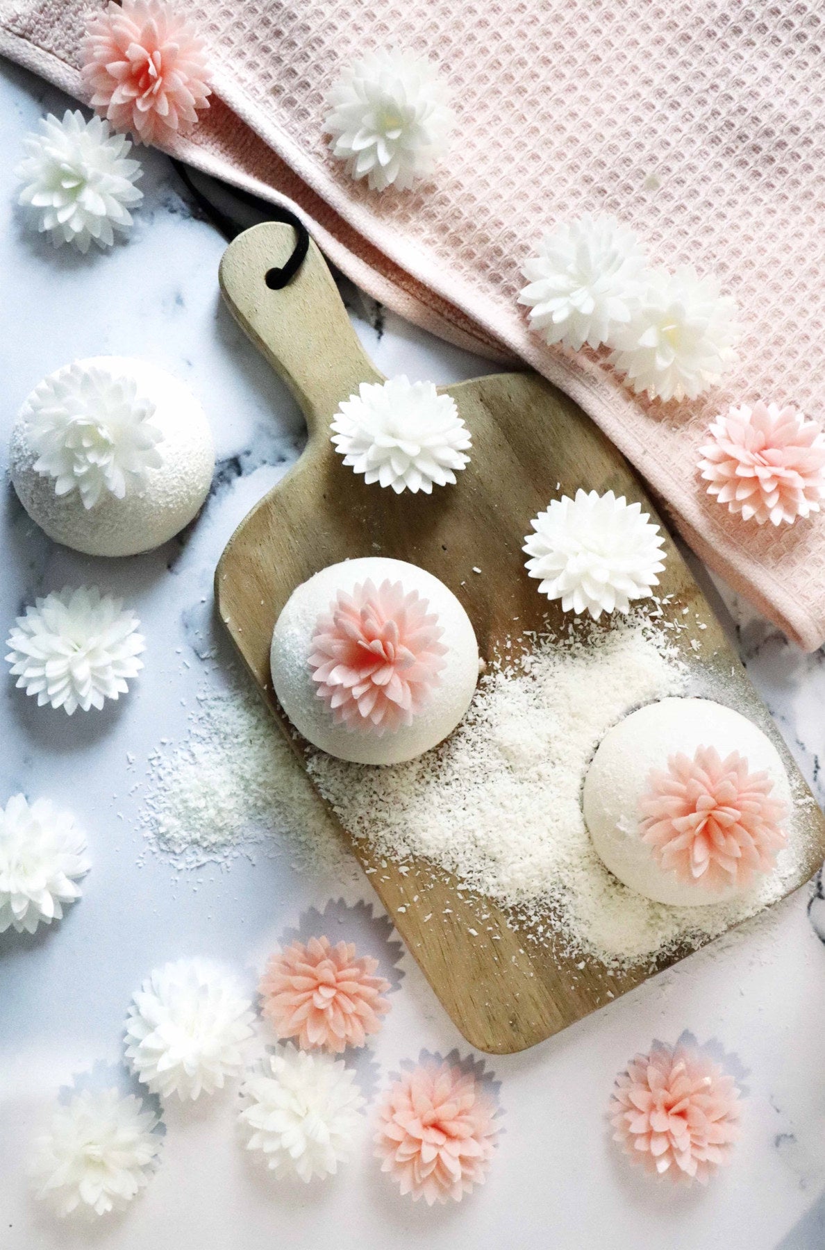 5er Set Dahlien aus Esspapier weiss, rosa in Pink präsentiert im Onlineshop von KAQTU Design AG. Zutaten ist von Scrap Cooking