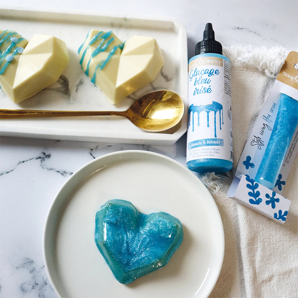 Zuckerguss Stift perlmutt blau 26g in Blau präsentiert im Onlineshop von KAQTU Design AG. Zutaten ist von Scrap Cooking