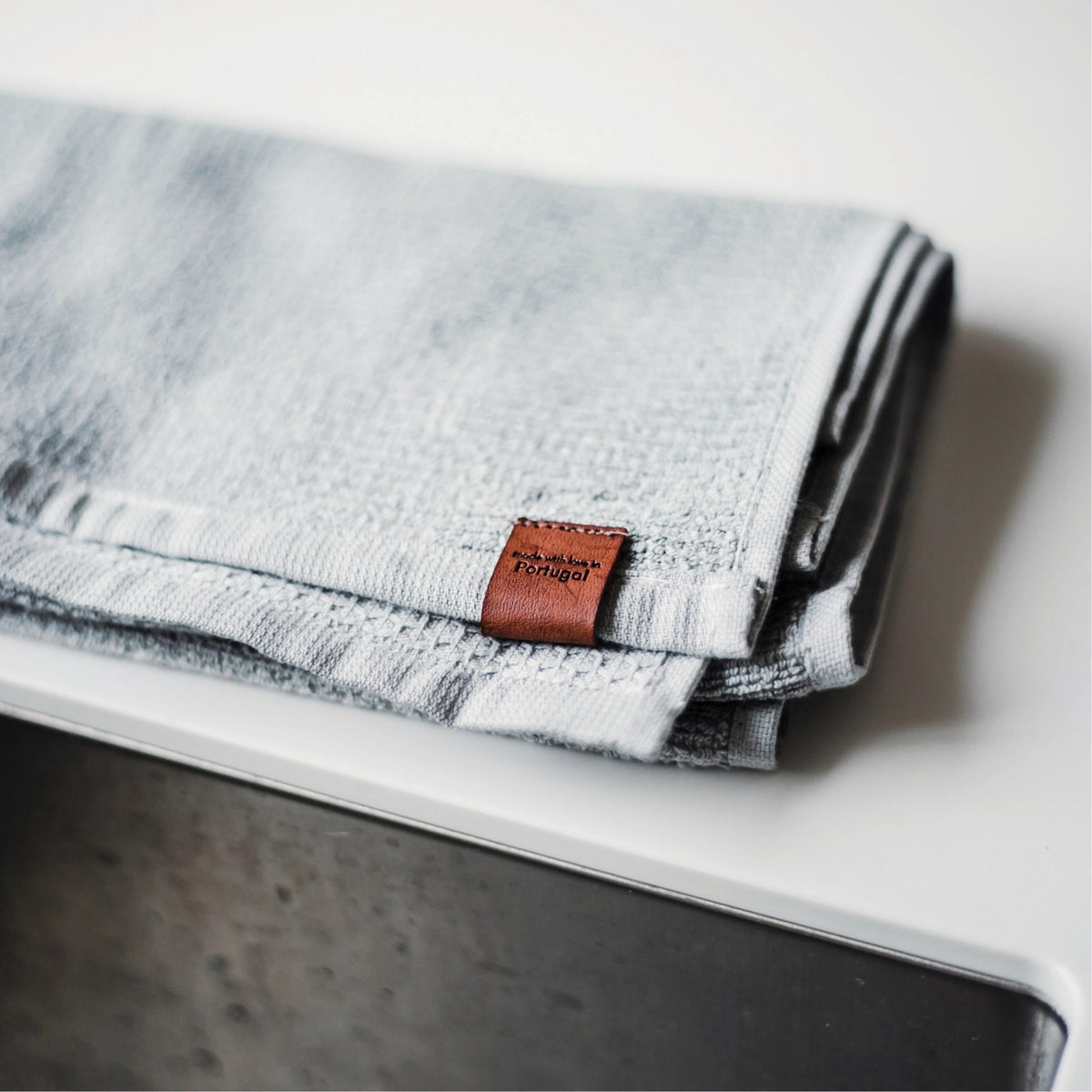 Küchentuch Stockholm Grey, hellgrau 40x60cm in Grau präsentiert im Onlineshop von KAQTU Design AG. Küchentuch ist von Nordesign