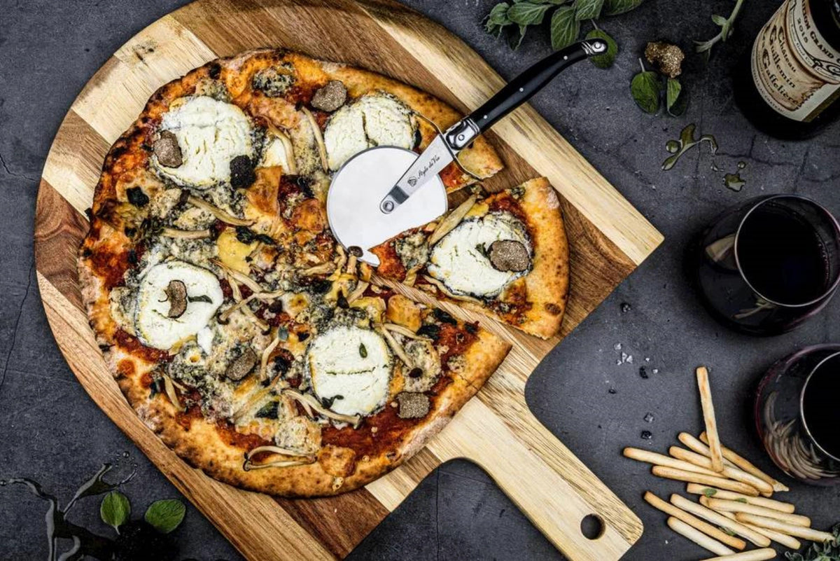 Laguiole Pizzaschneider mit Servierbrett Akazienholz in Braun präsentiert im Onlineshop von KAQTU Design AG. Küchenmesser ist von Style de Vie