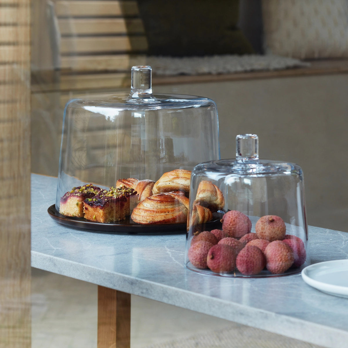 Collective Glocke D15cm H16cm Glas transparent in Transparent präsentiert im Onlineshop von KAQTU Design AG. Kuchenuntersatz ist von LSA