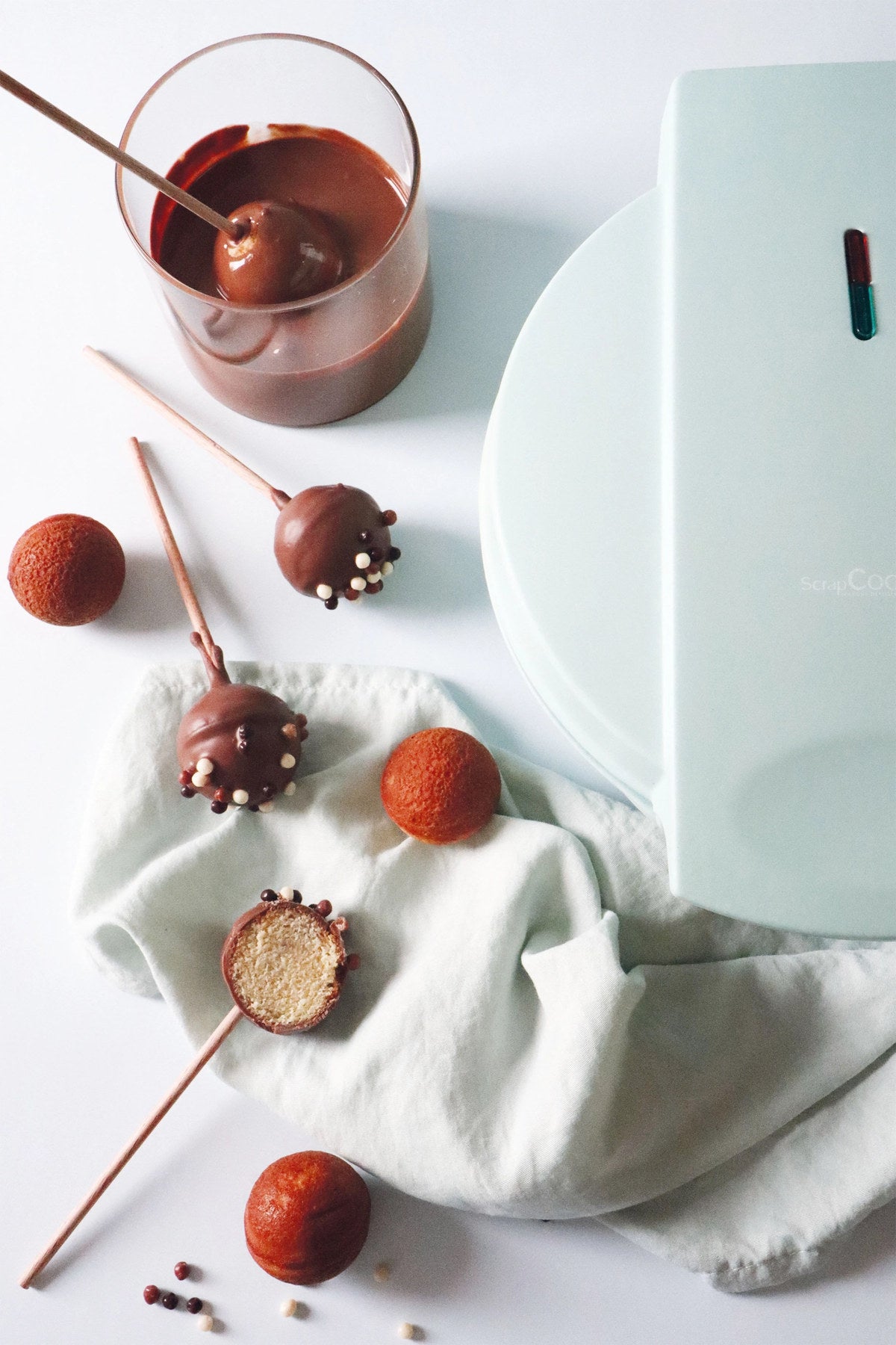 Cakepops Factory in Blau präsentiert im Onlineshop von KAQTU Design AG. Küchengerät ist von Scrap Cooking