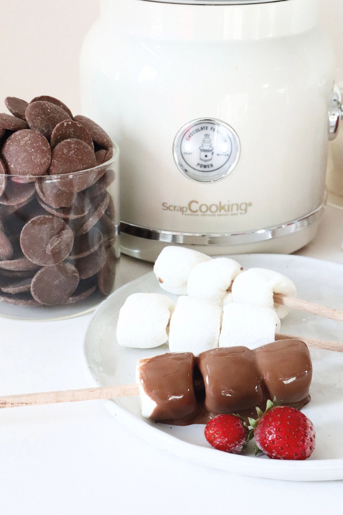 Schokoladenbrunnen Factory in Weiss präsentiert im Onlineshop von KAQTU Design AG. Küchengerät ist von Scrap Cooking