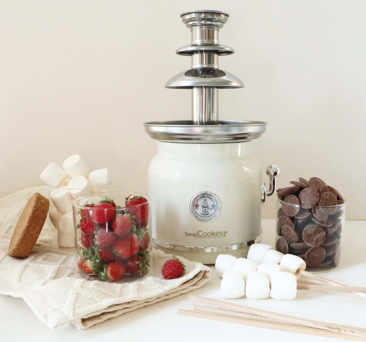 Schokoladenbrunnen Factory in Weiss präsentiert im Onlineshop von KAQTU Design AG. Küchengerät ist von Scrap Cooking