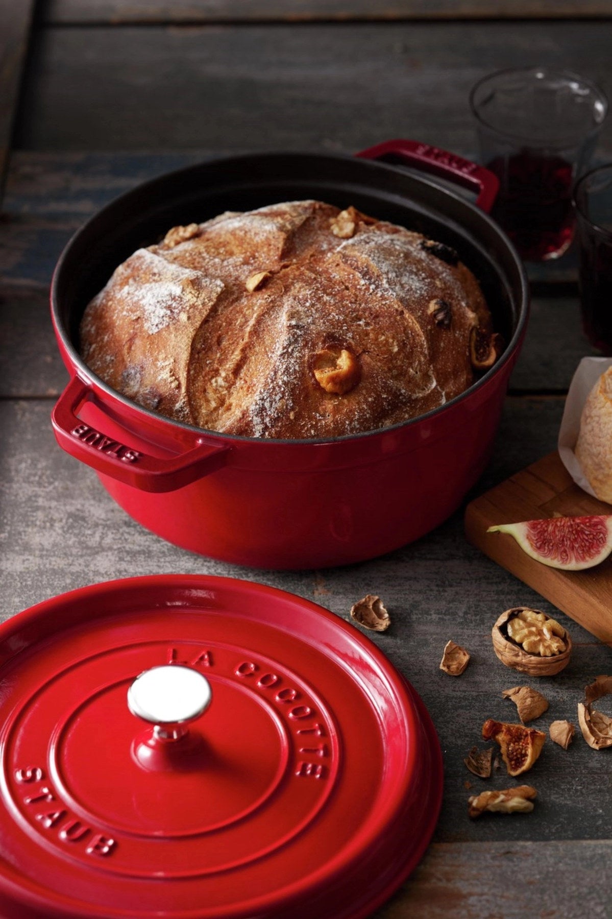 Cocotte 24cm, rund, Kirsch-Rot, Gusseisen 3.8l in Rot präsentiert im Onlineshop von KAQTU Design AG. ist von Staub