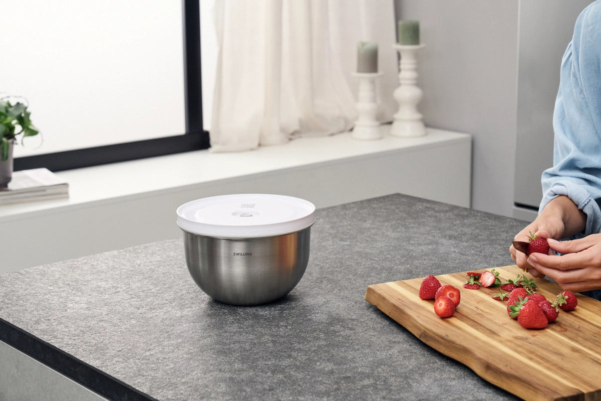 Fresh & Save Bowls Vakuumschüssel M, Edelstahl in Silber präsentiert im Onlineshop von KAQTU Design AG. Aufbewahrungsbeutel ist von Zwilling