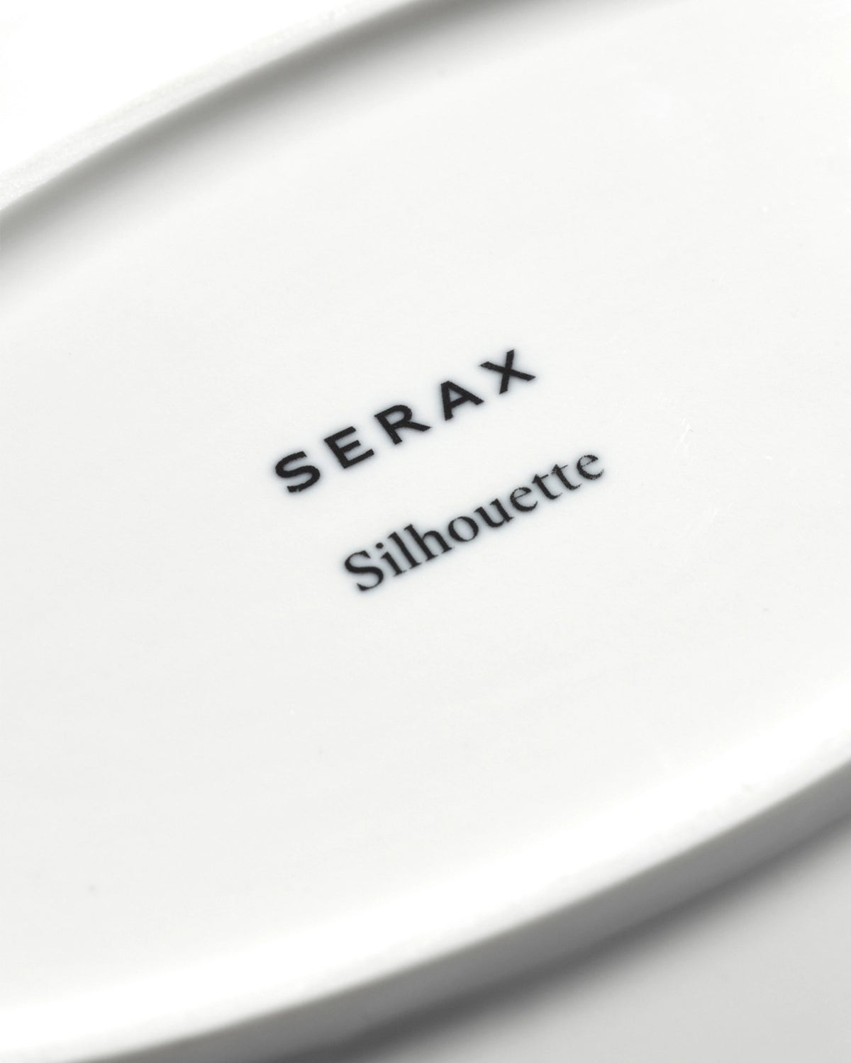 Weisser ovaler Porzellanteller von Serax mit tiefer Form, schlichtes Design für den gedeckten Tisch, Grösse 16.6x7.4cm.
