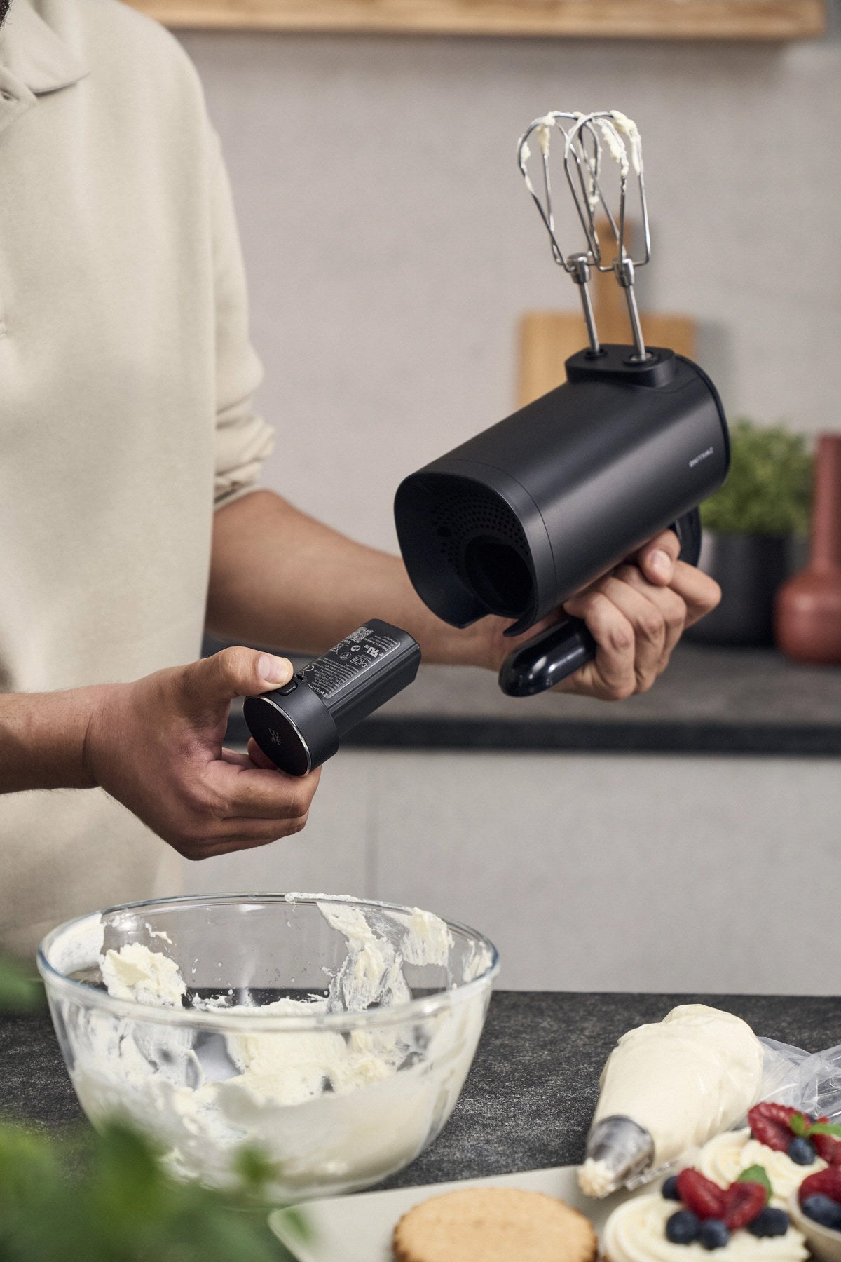 Xtend Kabelloser Handmixer (ohne Akku) in Schwarz präsentiert im Onlineshop von KAQTU Design AG. Küchengerät ist von Zwilling