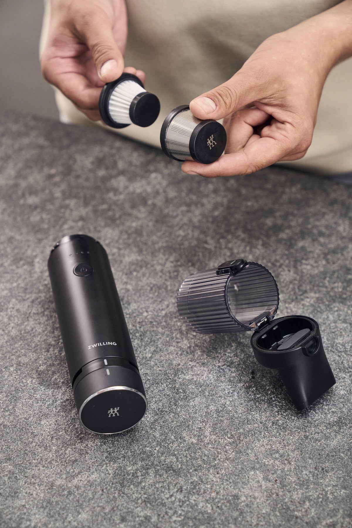Xtend Akku Handstaubsauger Starter Set in Schwarz präsentiert im Onlineshop von KAQTU Design AG. Küchengerät ist von Zwilling