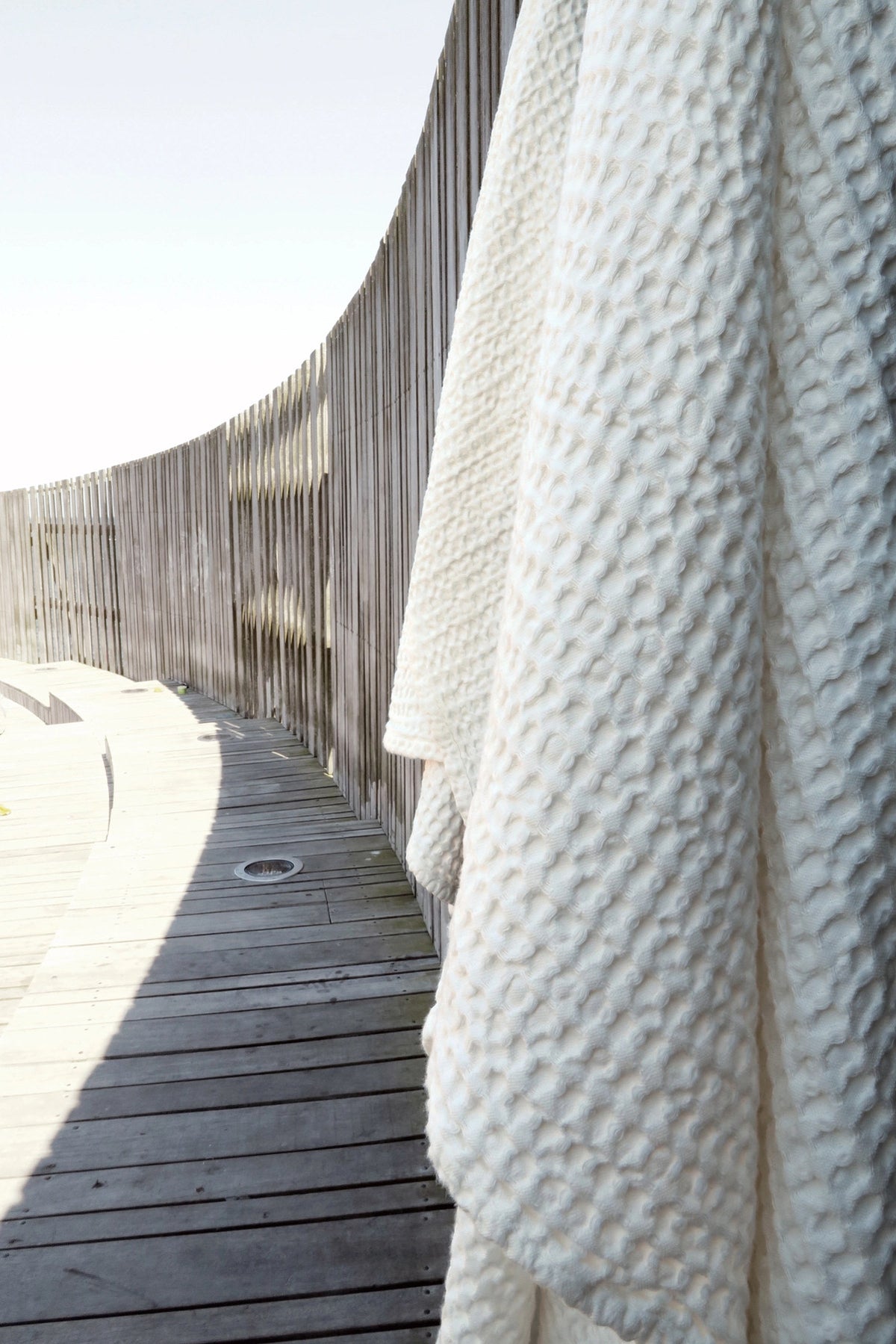 Big Waffle Badetuch 100x150cm natural white Biobaumwolle in Weiss präsentiert im Onlineshop von KAQTU Design AG. Badetuch ist von The Organic Company